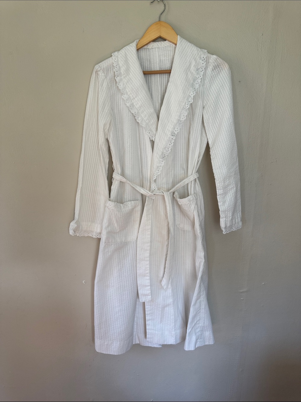 White Women's Shawl-Collar Robe — Classic Lightweight Cover-Up Small